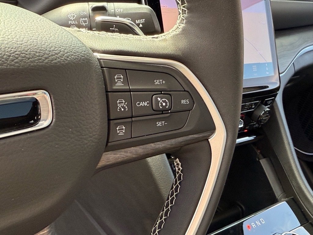 Used 2025 Jeep Grand Cherokee Limited w/ Black Appearance Package image 19