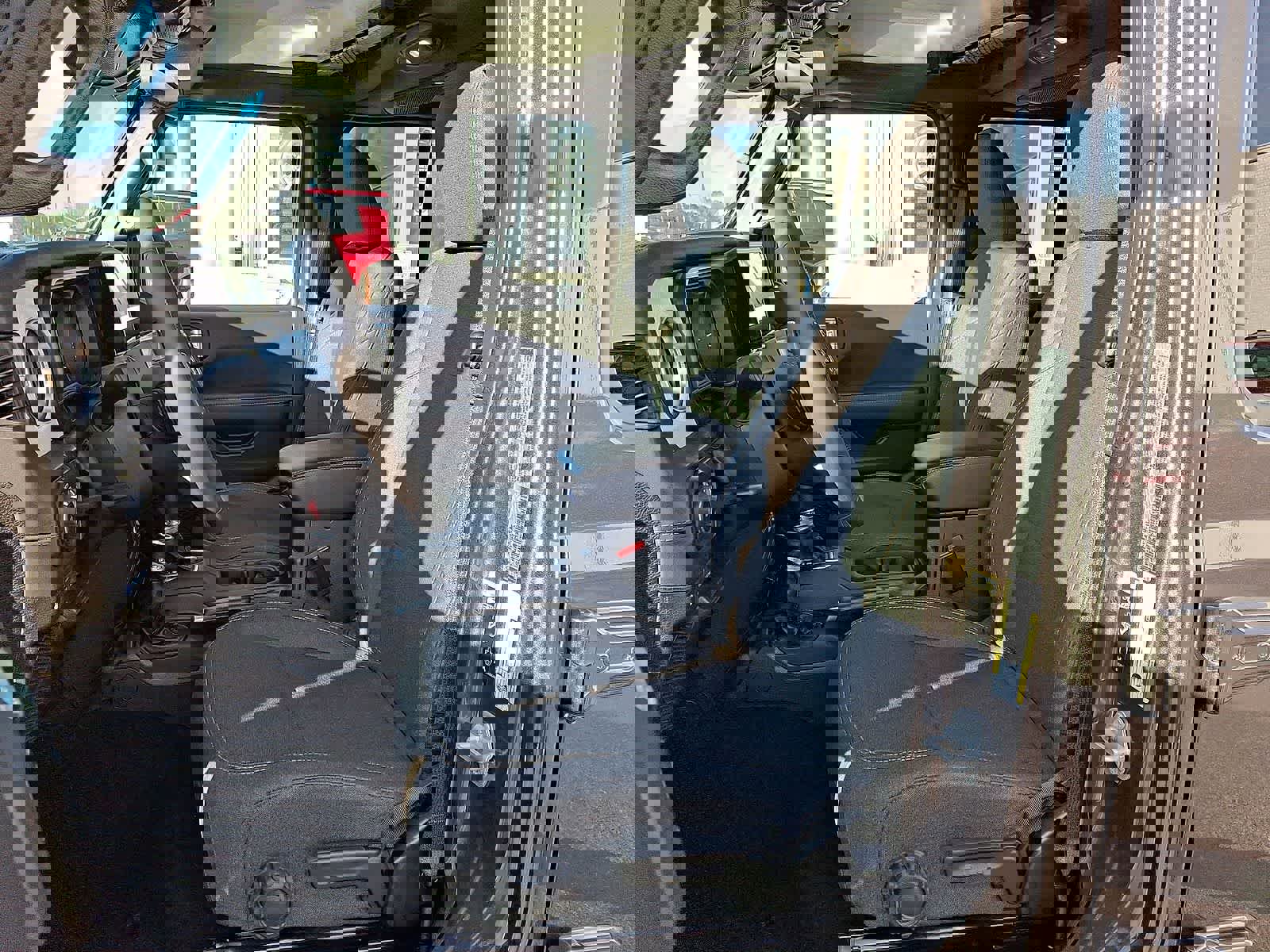 Used 2025 Jeep Wrangler Sahara image 24