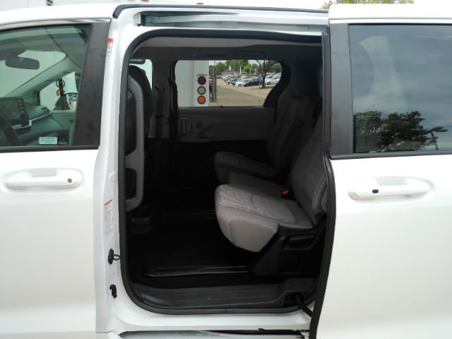 Used 2023 Toyota Sienna LE FWD image 19