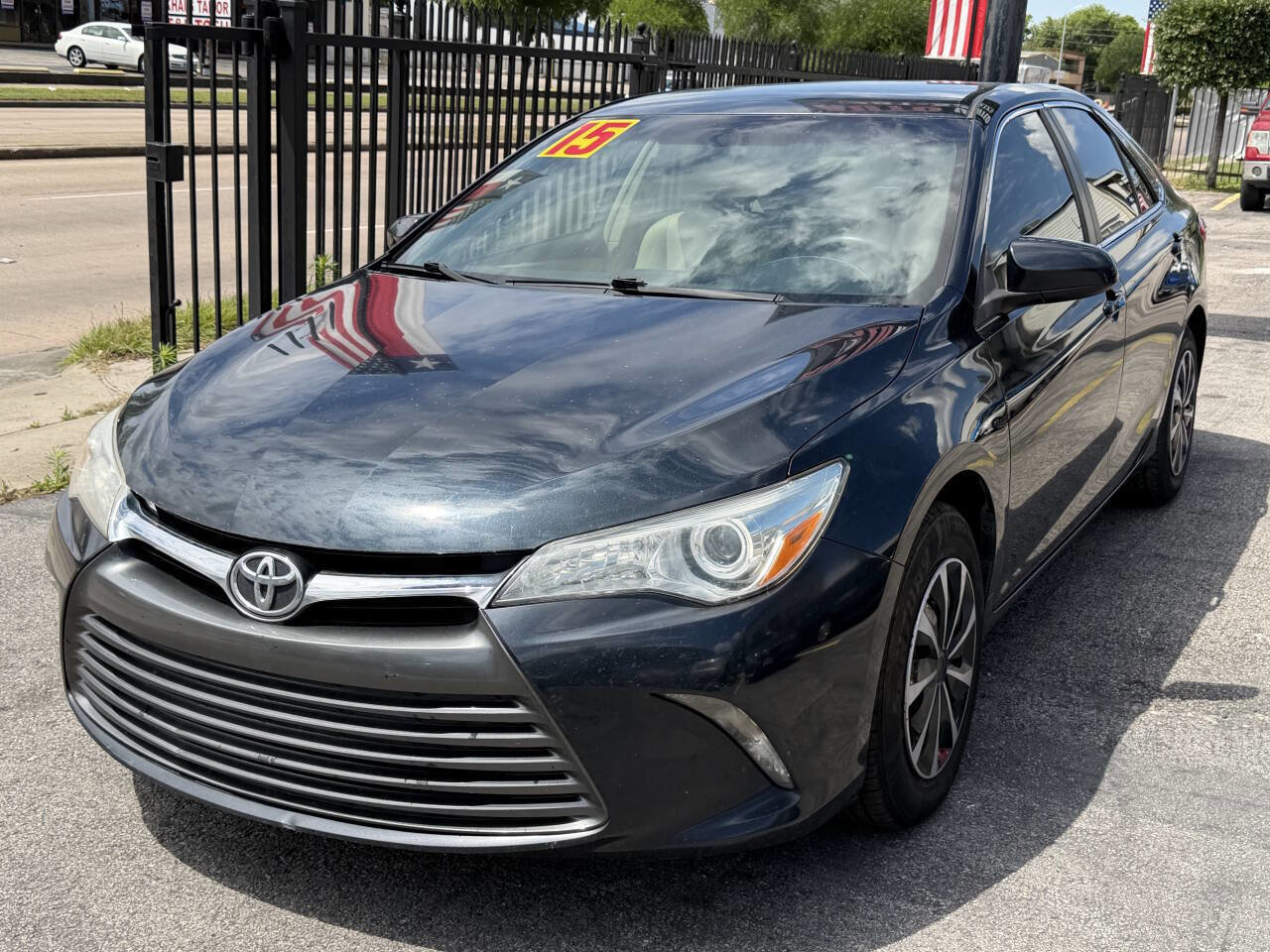 Used 2015 Toyota Camry LE FWD image 3