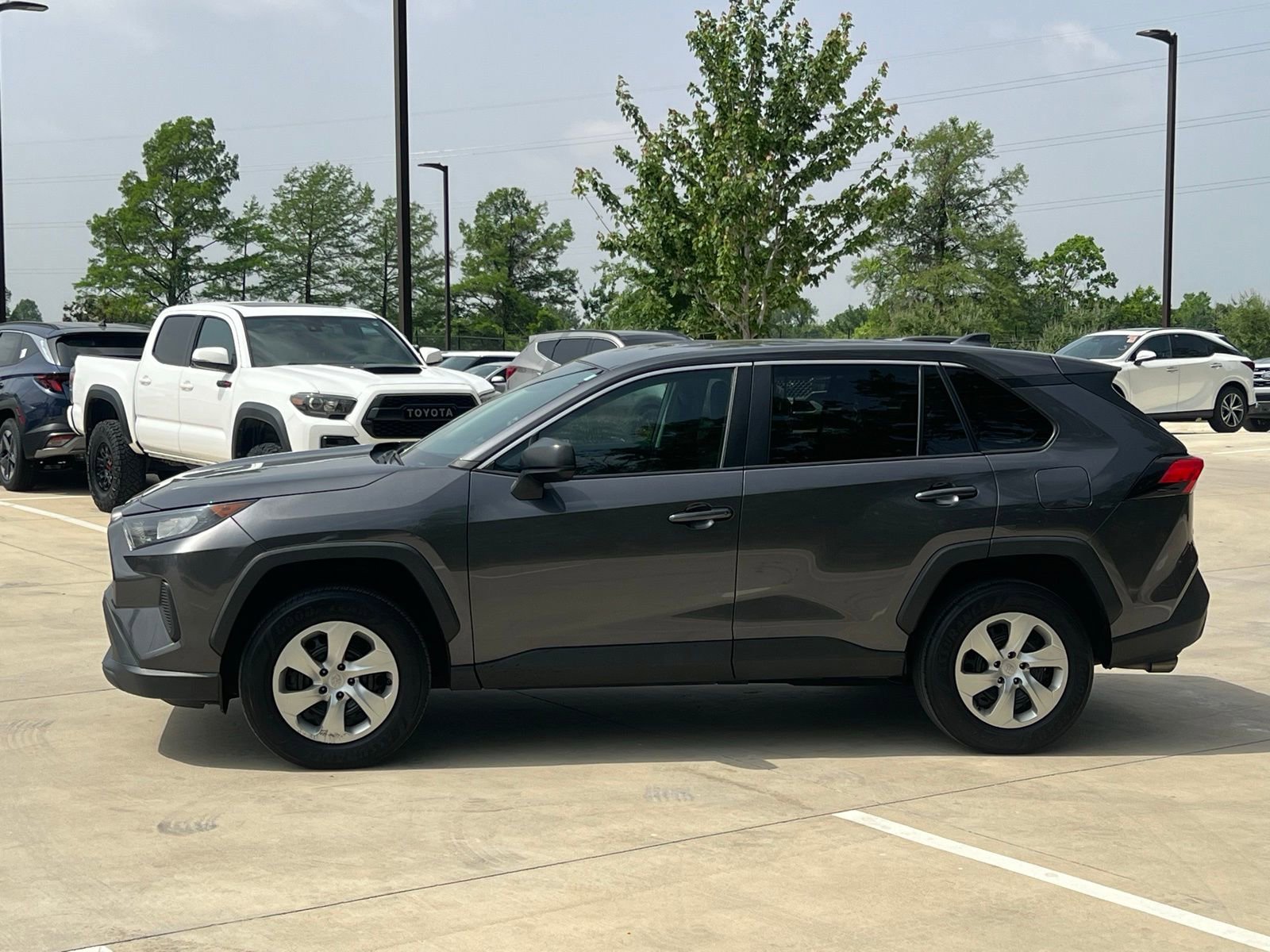 Used 2022 Toyota RAV4 LE FWD image 6