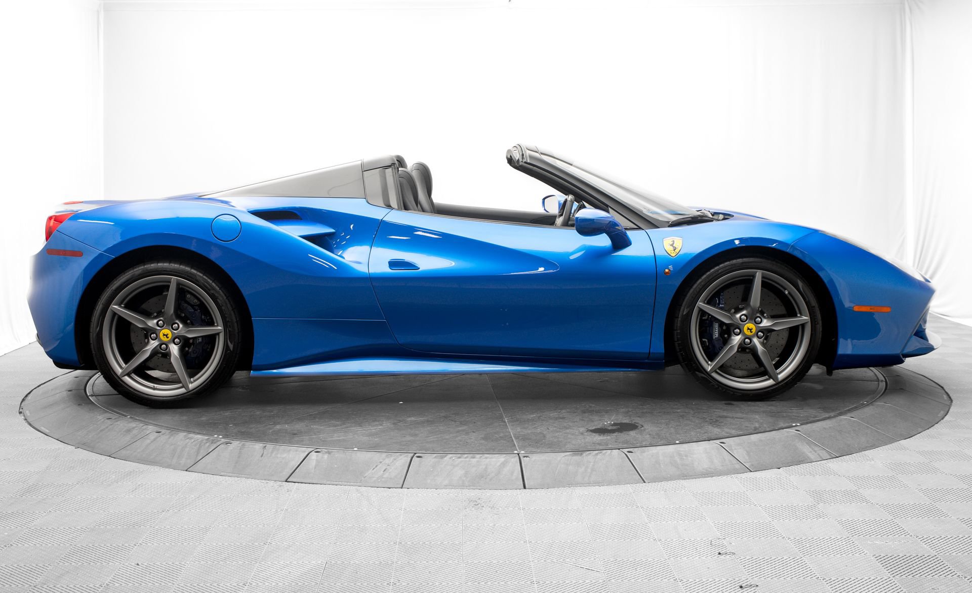 Used 2017 Ferrari 488 Spider RWD image 2