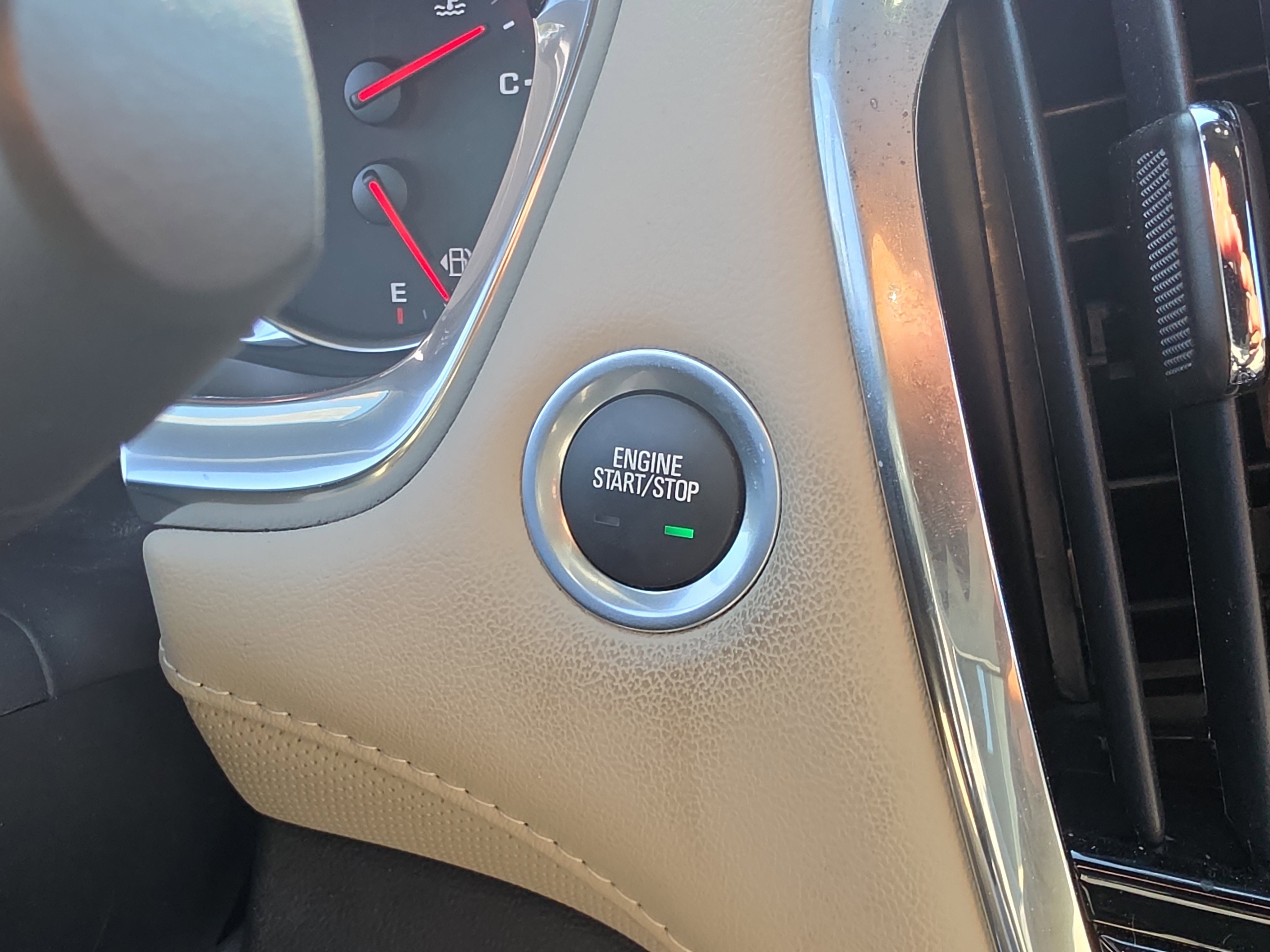 Used 2023 Chevrolet Traverse Premier FWD image 30