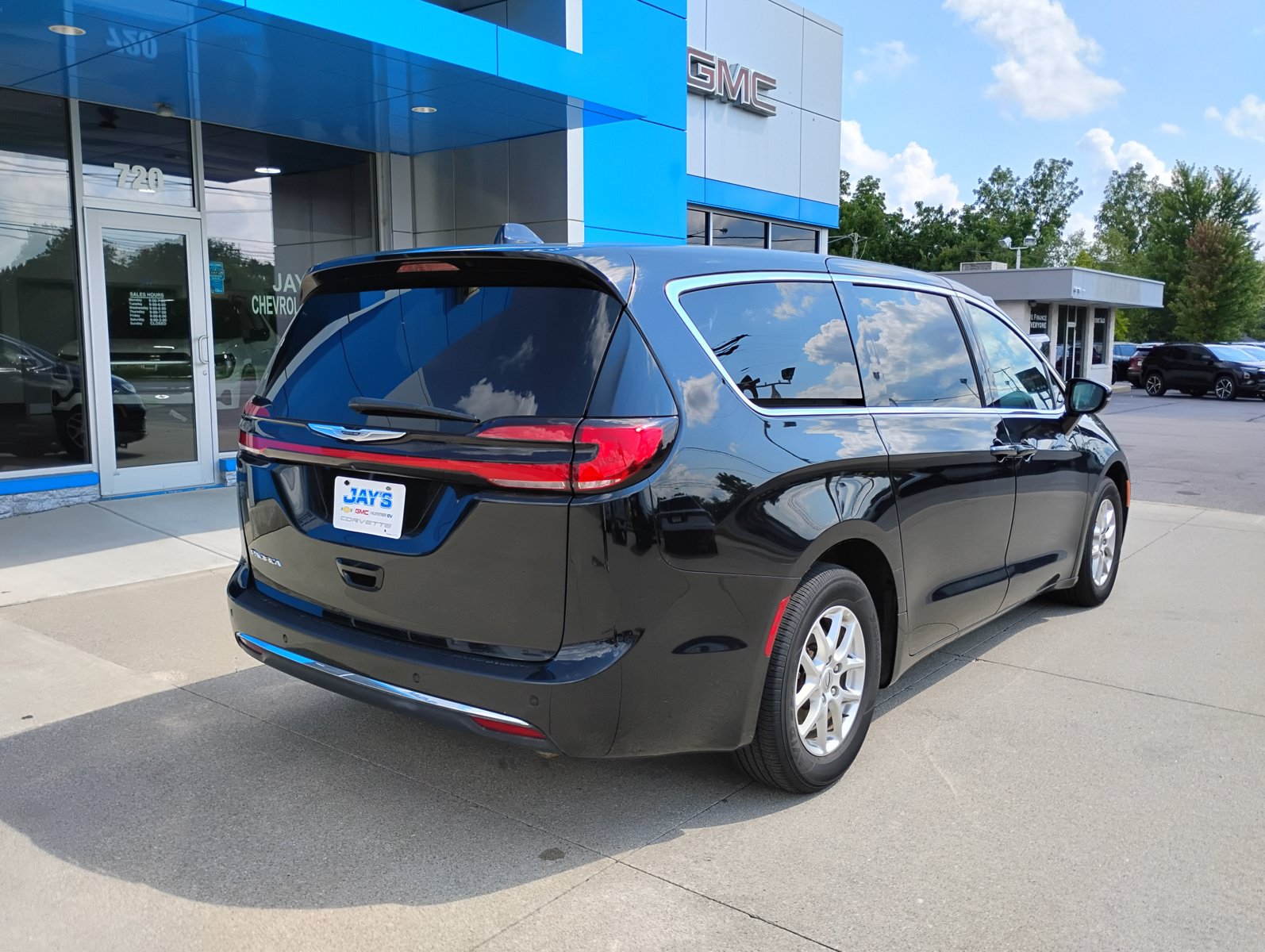 Used 2025 Chrysler Pacifica Select FWD image 7