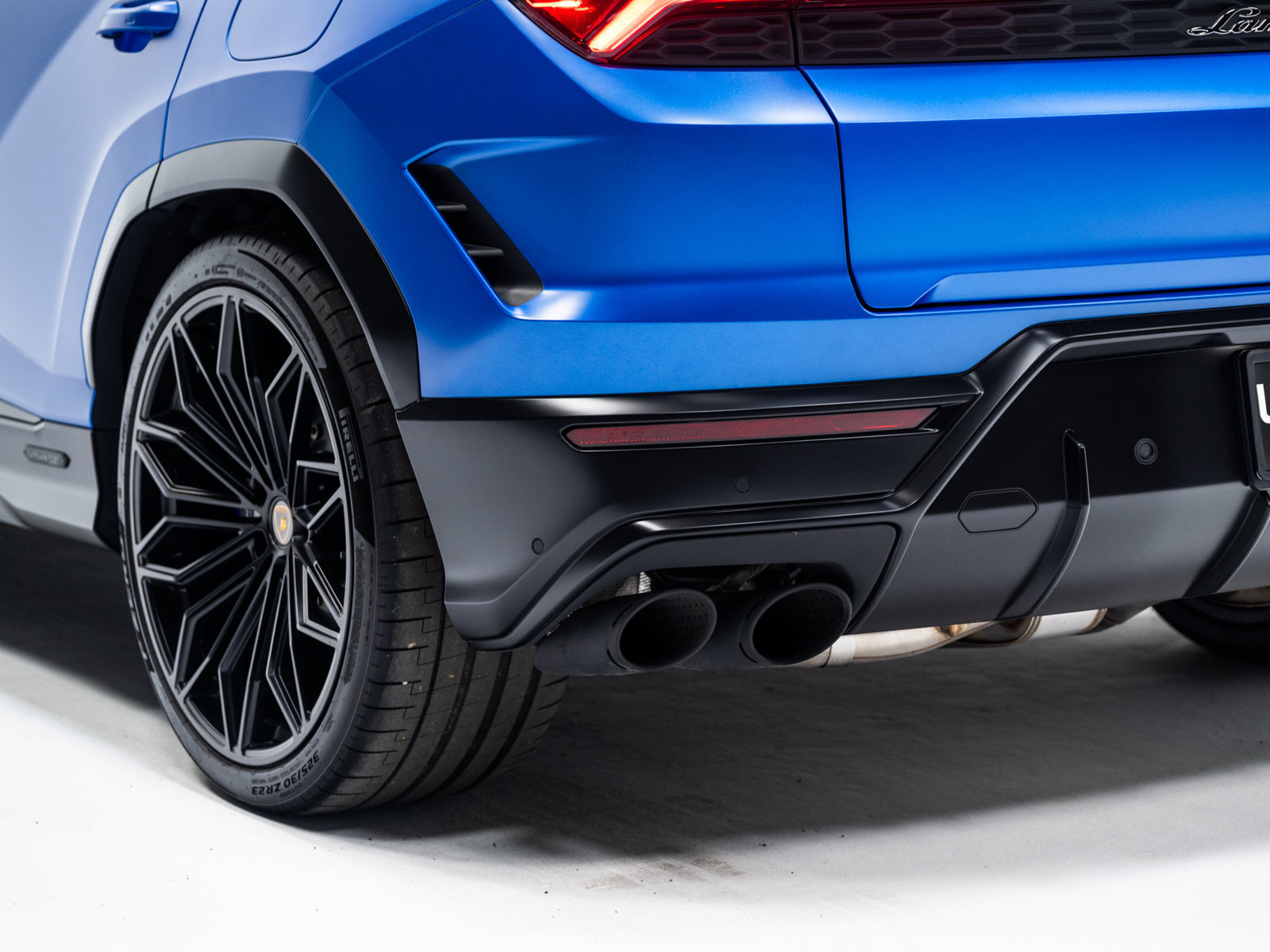Used 2025 Lamborghini Urus SE AWD/4WD image 24