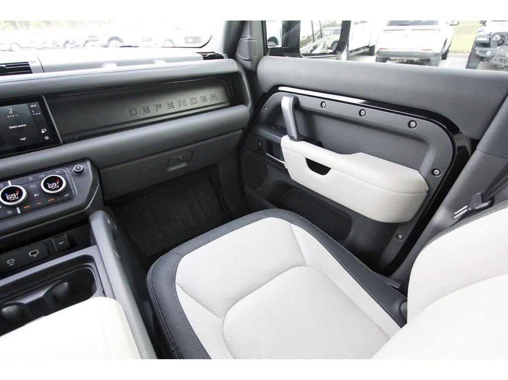 Used 2023 Land Rover Defender 110 X-Dynamic SE image 14