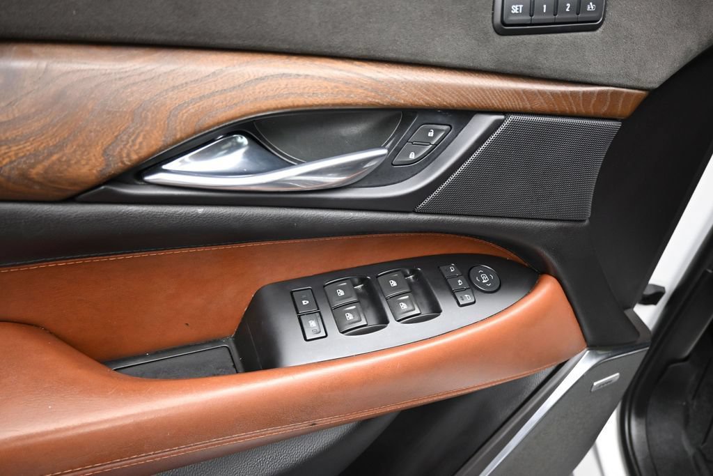 Used 2018 Cadillac Escalade Luxury AWD/4WD image 11