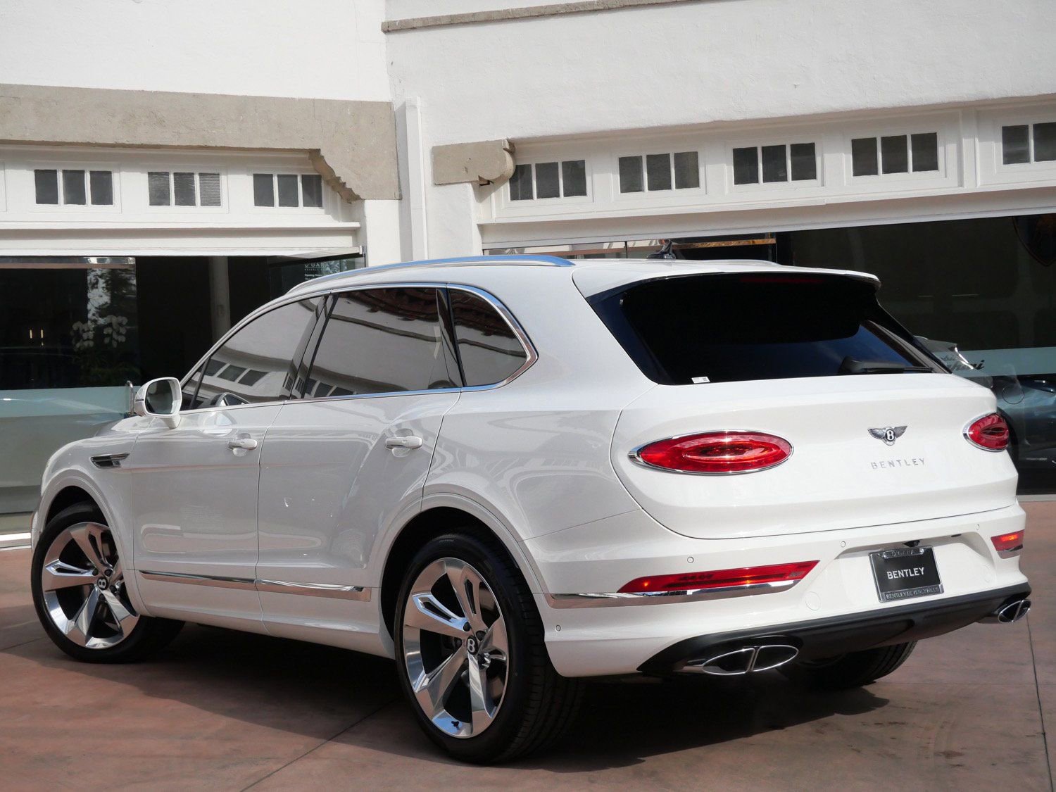 Used 2025 Bentley Bentayga image 3