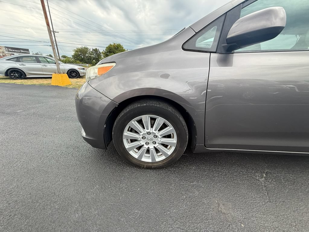 Used 2014 Toyota Sienna XLE w/ XLE Premium Package FWD image 9