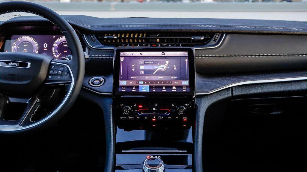 New 2025 Jeep Grand Cherokee Limited w/ Black Appearance Package image 16