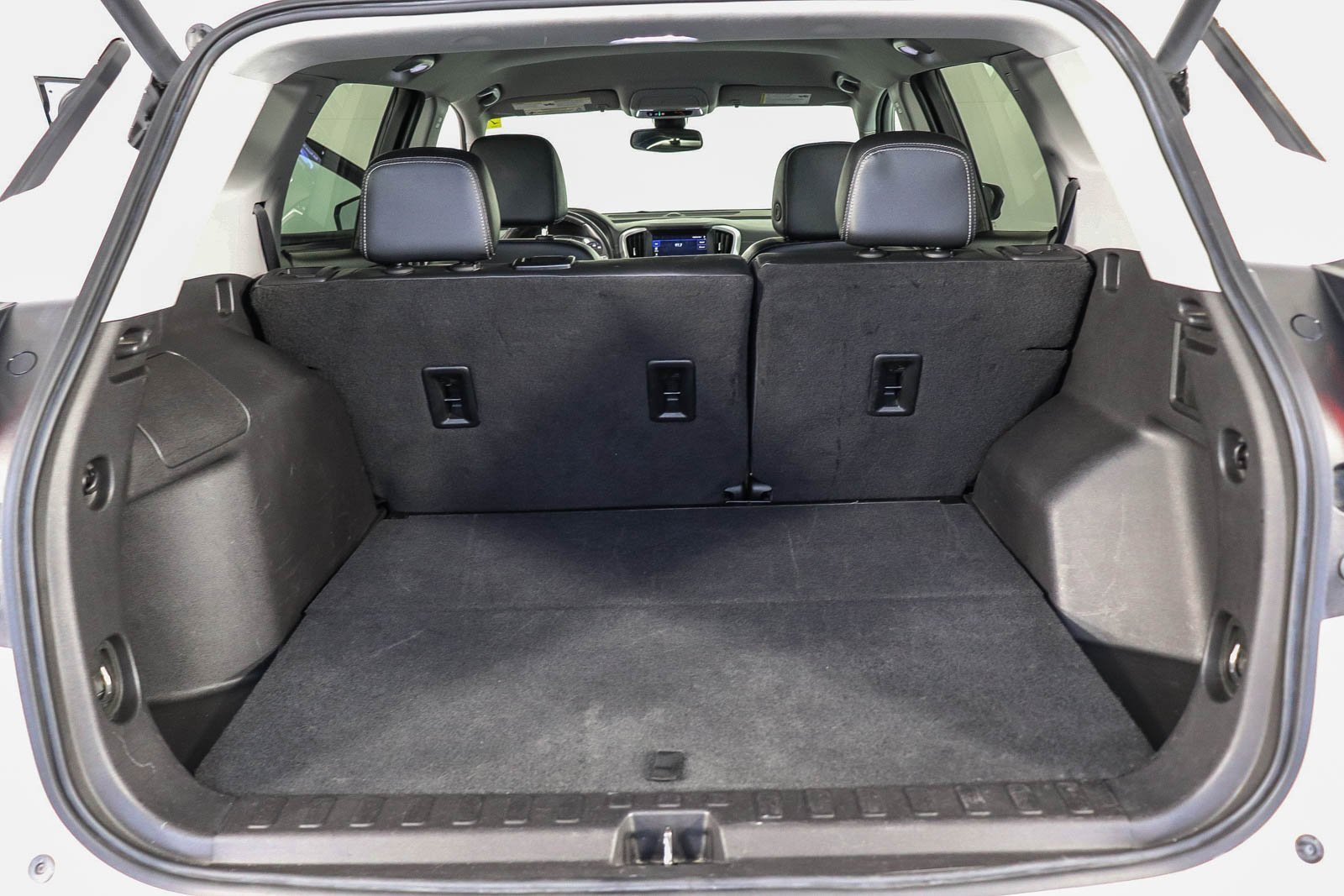 Used 2024 GMC Terrain SLT image 25