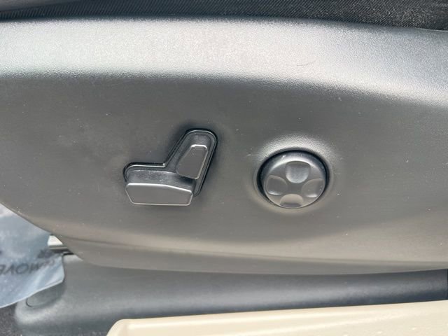 Used 2024 Chrysler Pacifica Touring-L FWD image 5