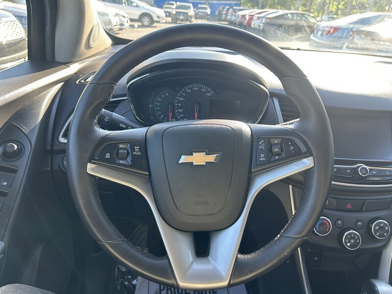 Used 2017 Chevrolet Trax LT w/ LT Convenience Package AWD/4WD image 13