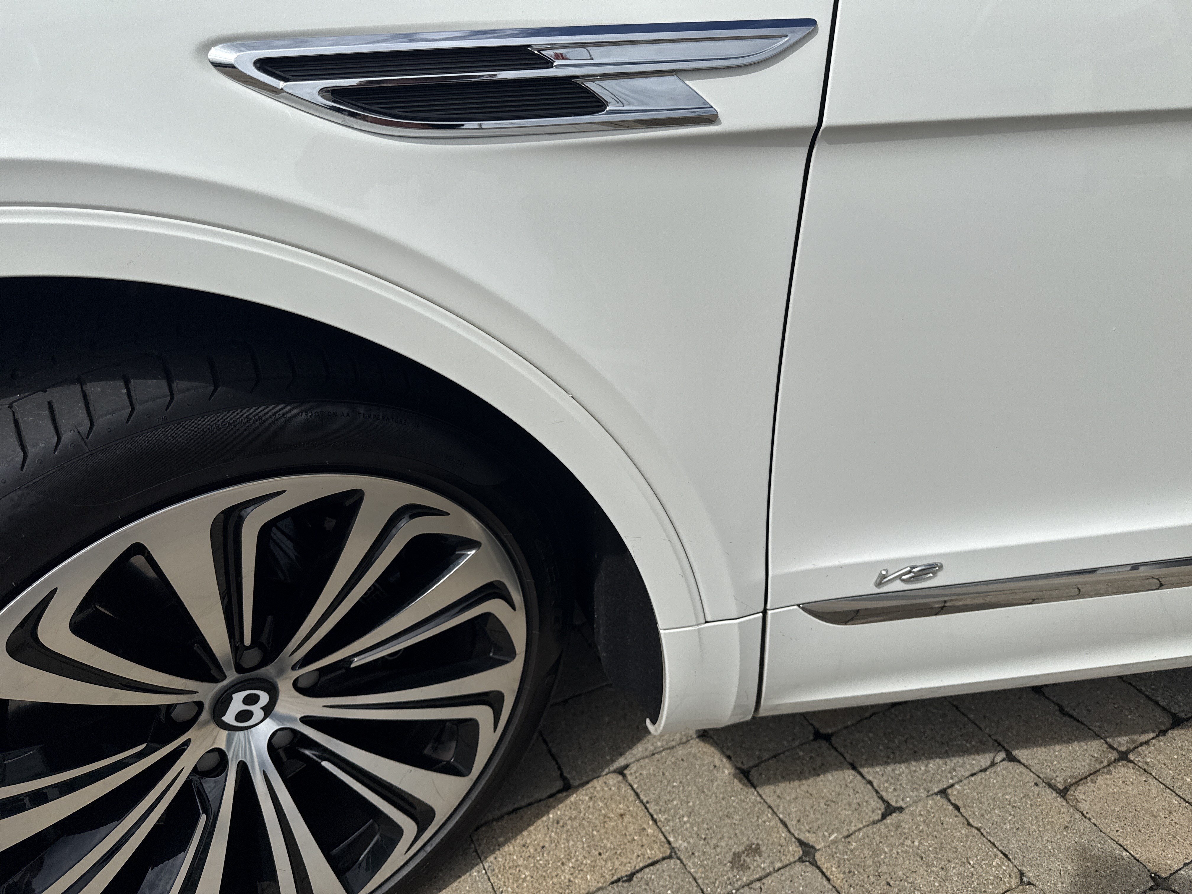 Used 2022 Bentley Bentayga AWD/4WD image 39
