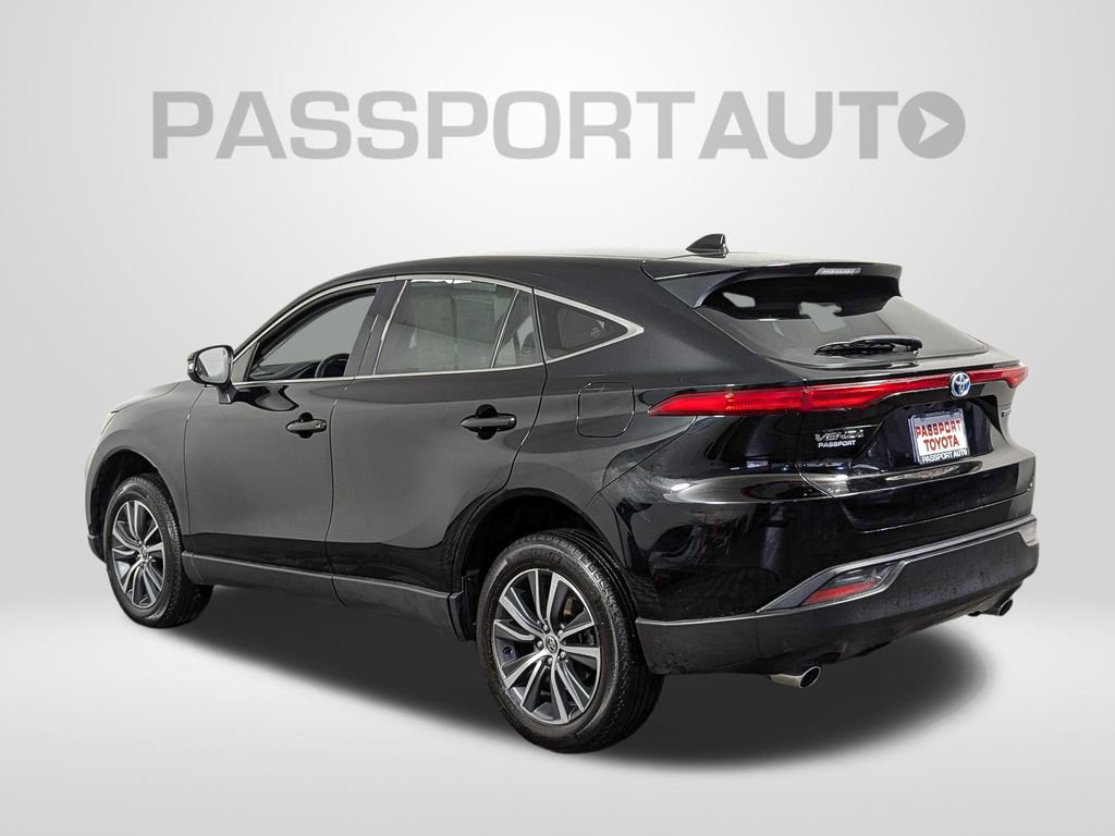 Used 2022 Toyota Venza LE image 3