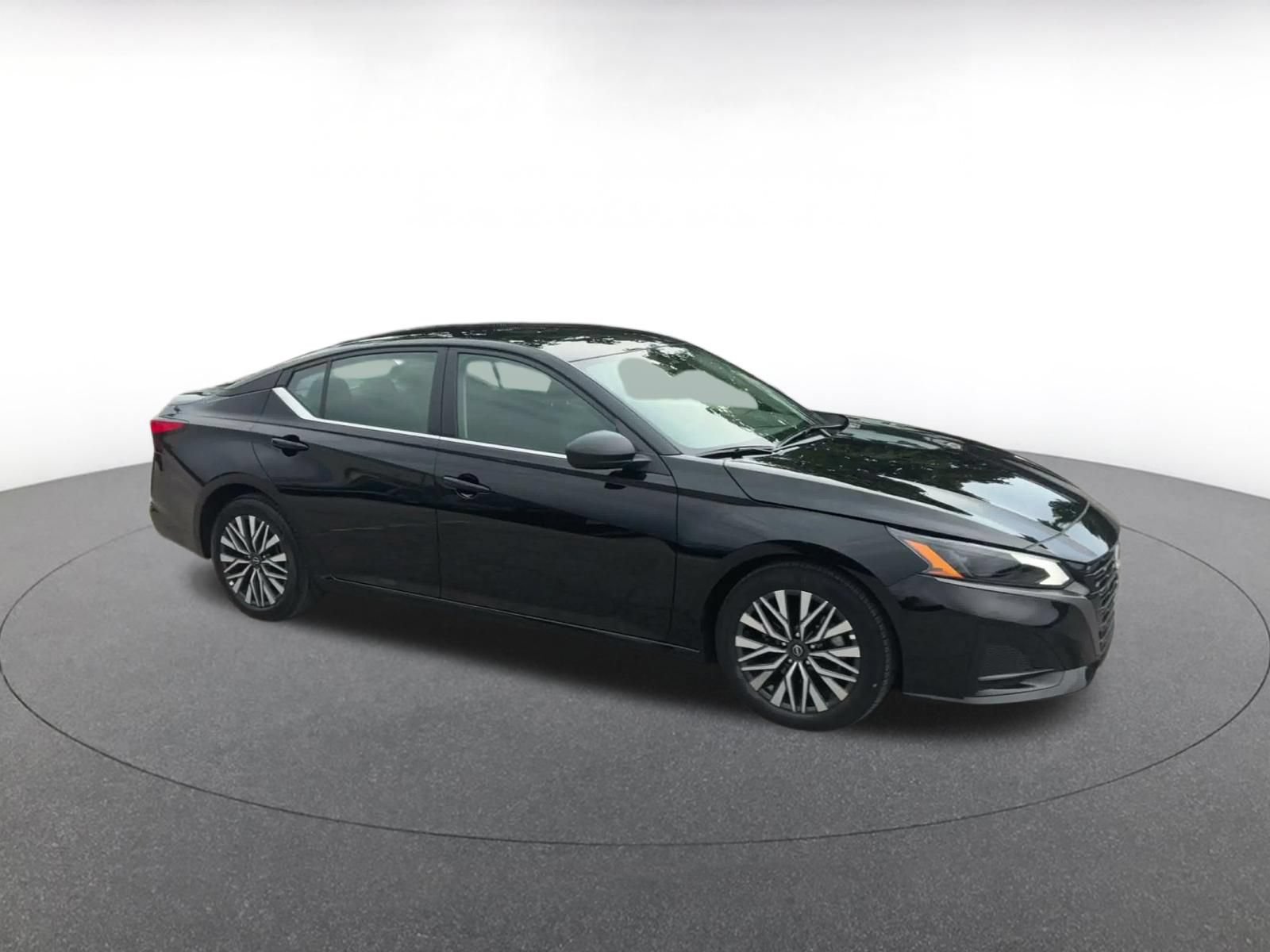 Used 2026 Nissan Altima 2.5 SV FWD image 2