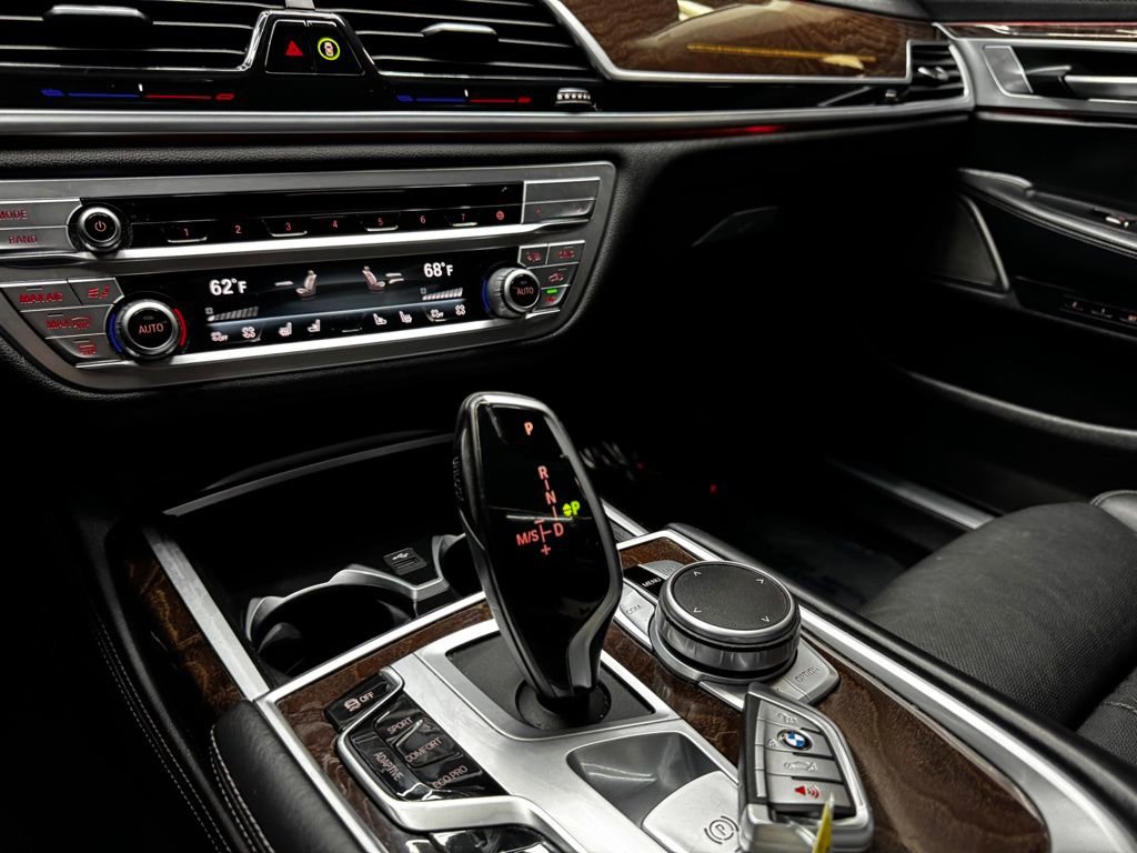 Used 2021 BMW 750i xDrive image 26