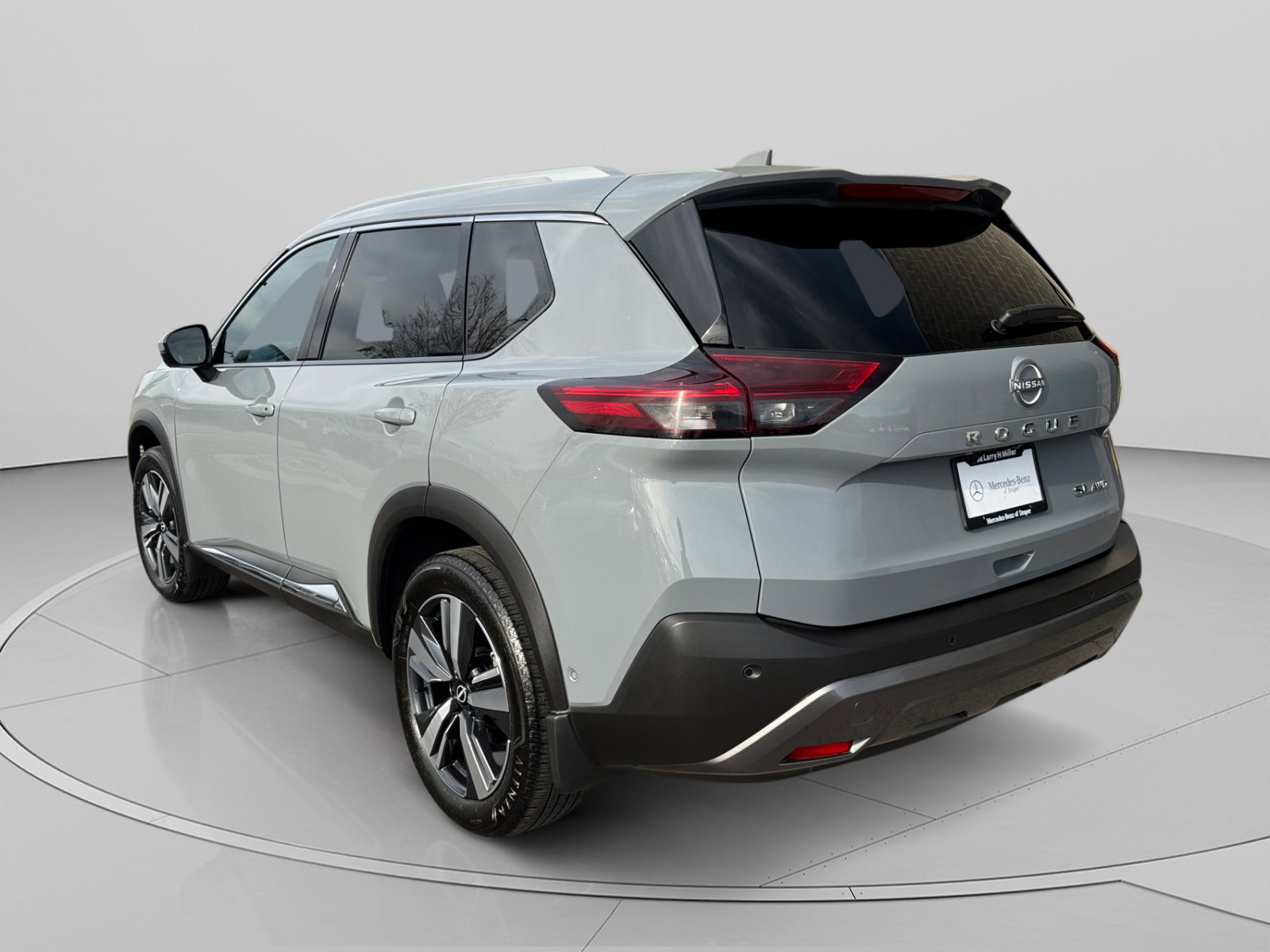 Used 2023 Nissan Rogue SL w/ SL Premium Package image 3
