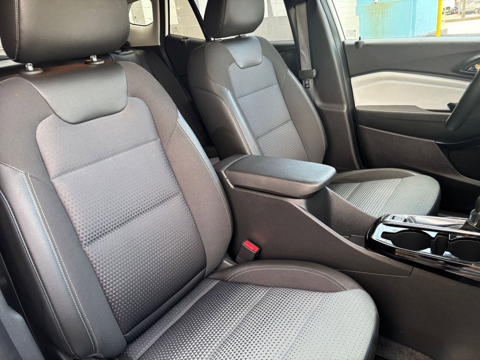 Used 2025 Chevrolet Trax LT w/ LT Convenience Package FWD image 38