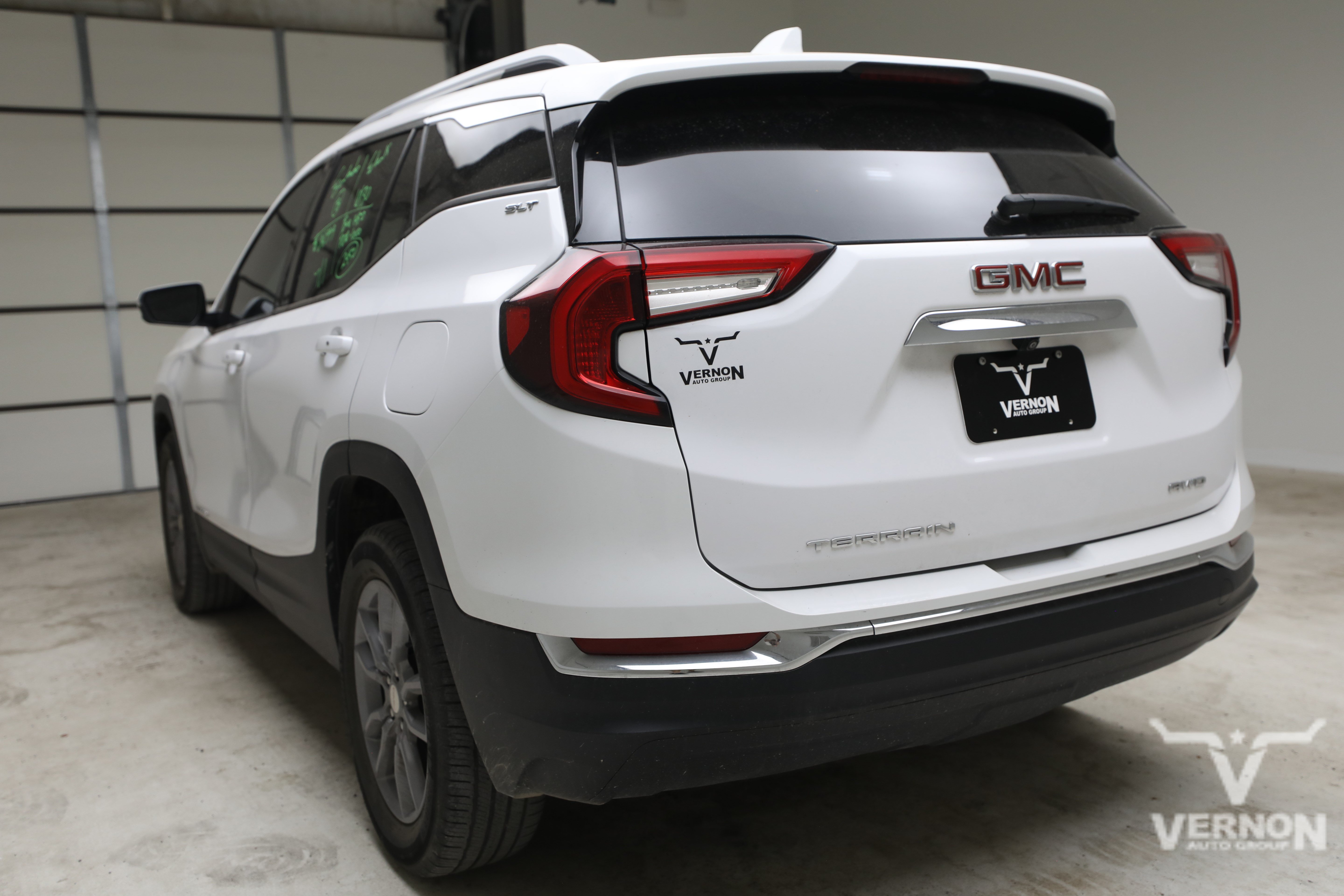 Used 2024 GMC Terrain SLT AWD/4WD image 2