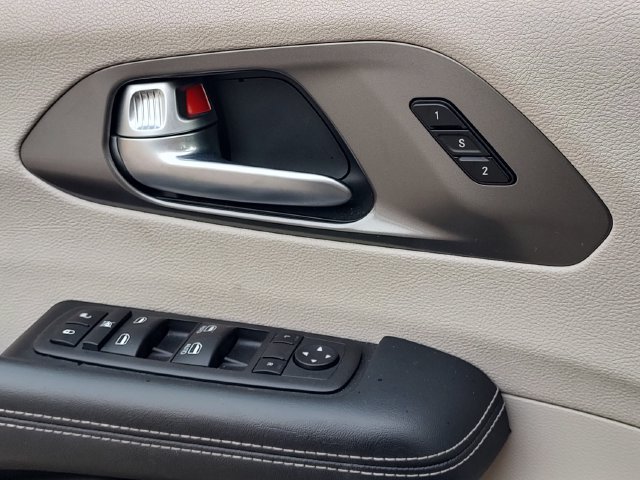 Used 2023 Chrysler Pacifica Touring-L FWD image 26