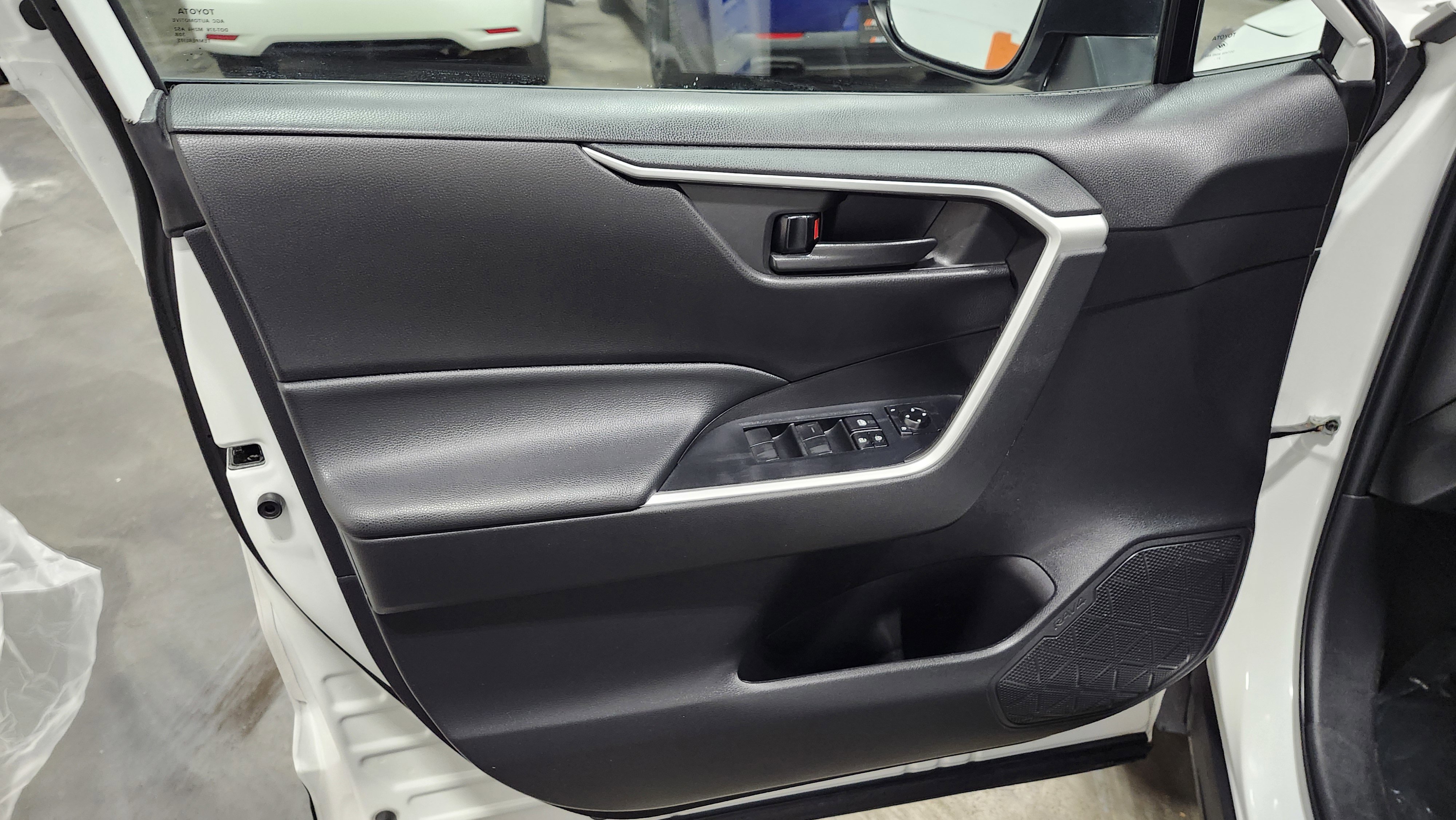 Used 2022 Toyota RAV4 LE image 23