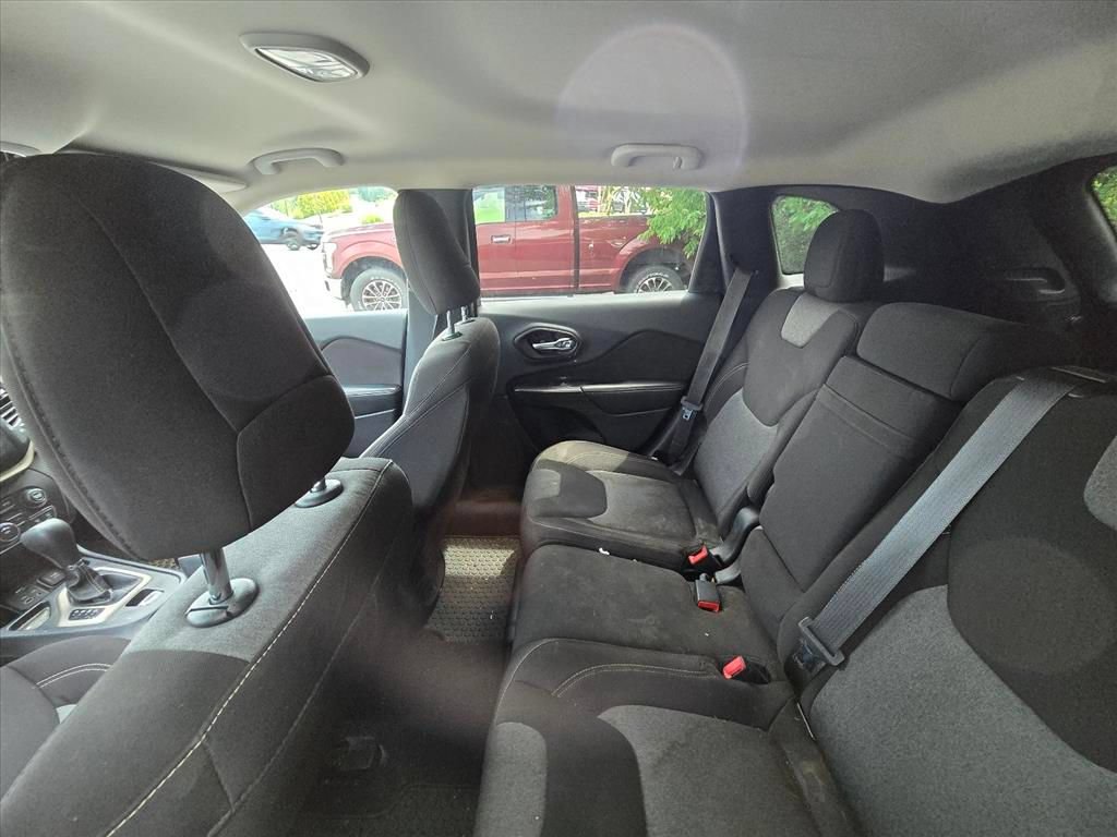 Used 2014 Jeep Cherokee Latitude w/ Cold Weather Group FWD image 5