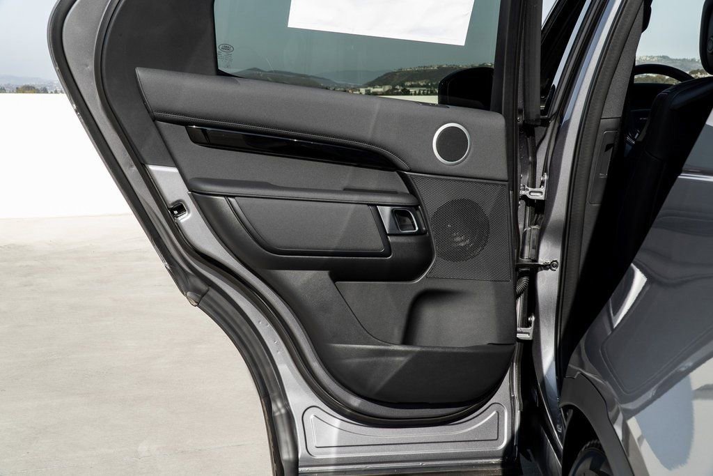 Used 2025 Land Rover Discovery S image 29