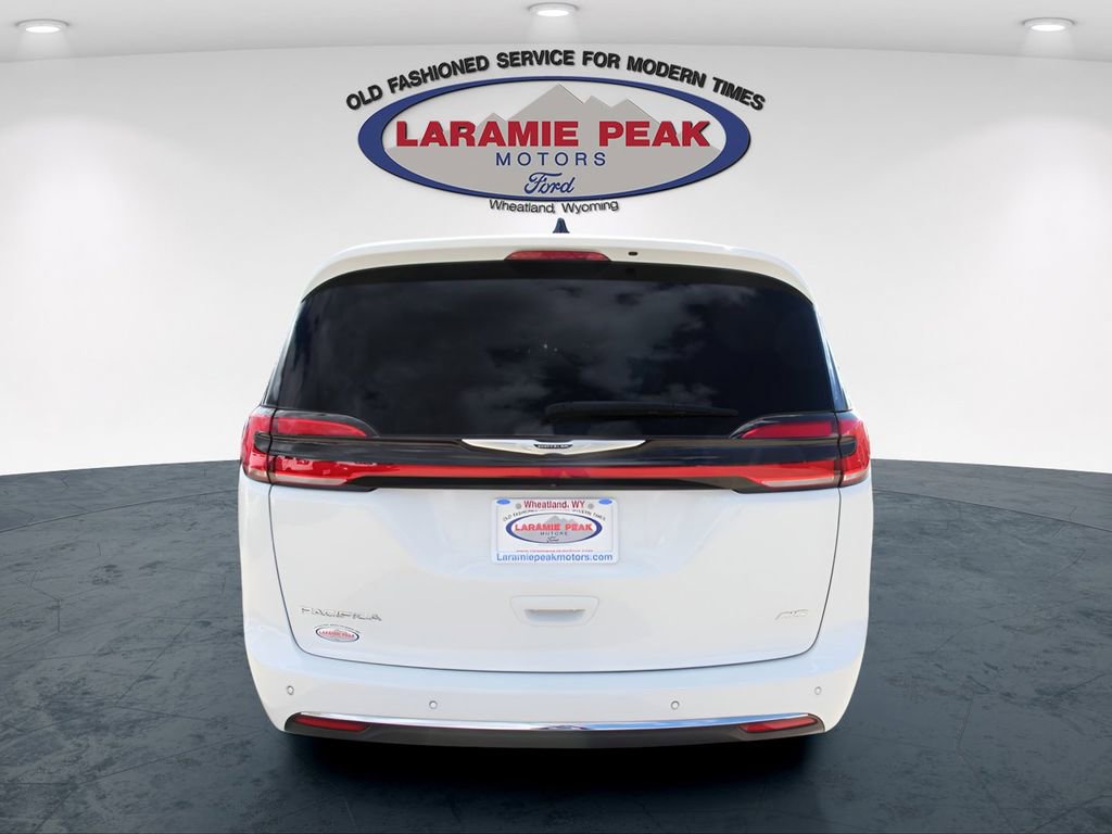 Used 2025 Chrysler Pacifica Select image 4