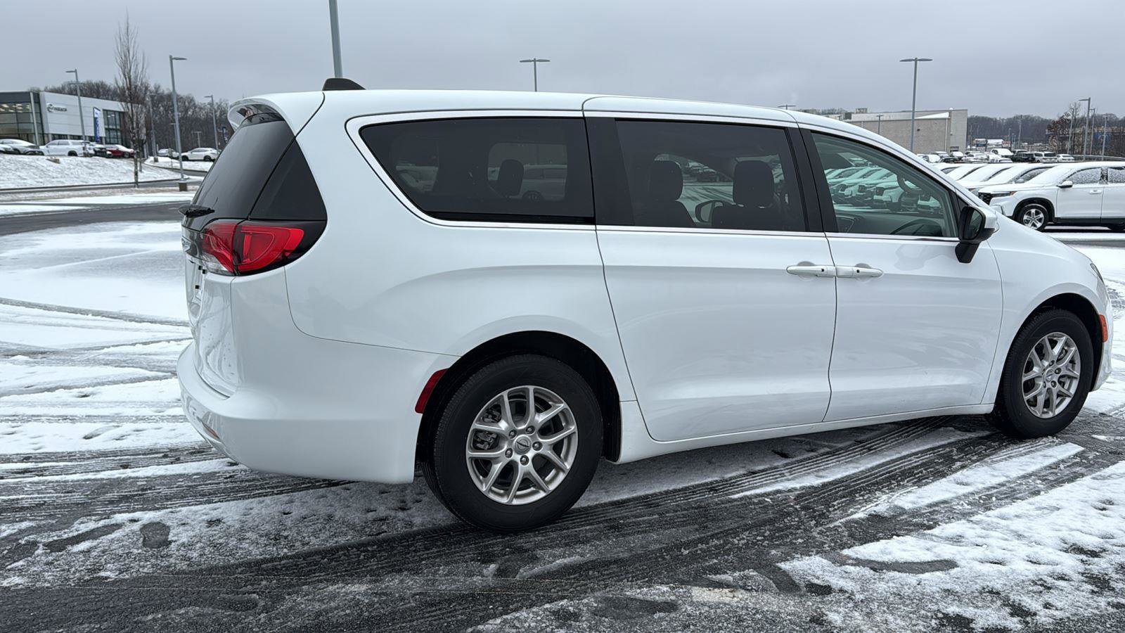 Used 2023 Chrysler Voyager LX image 5