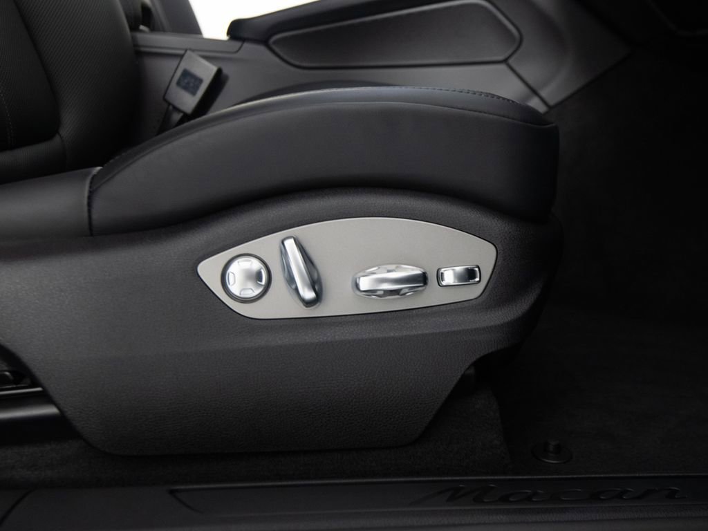 Certified 2026 Porsche Macan AWD/4WD image 35