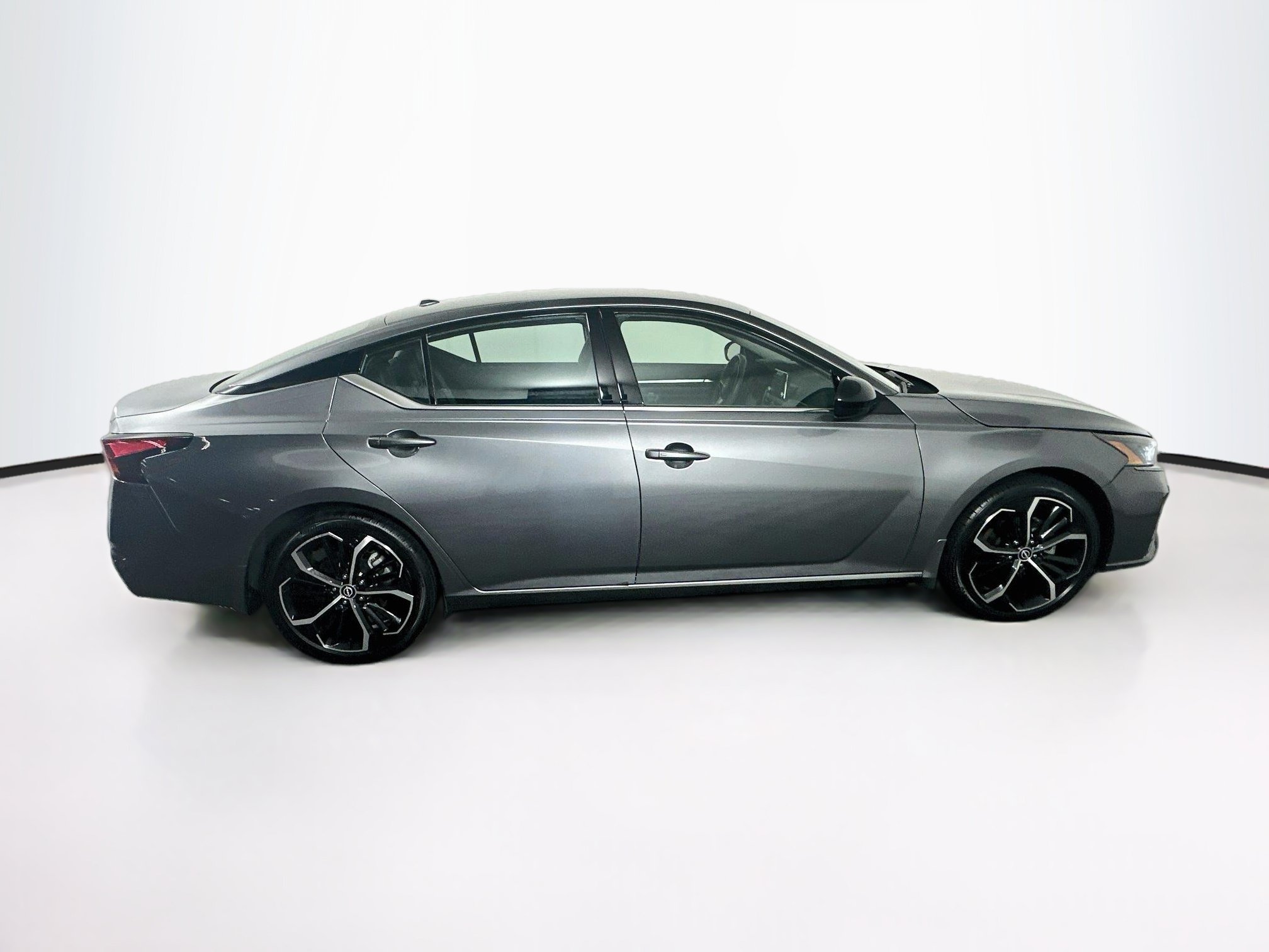 Used 2024 Nissan Altima 2.5 SR FWD image 10