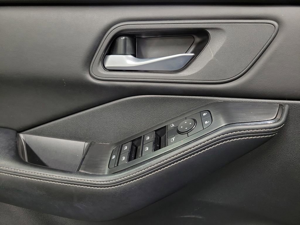 Used 2024 Nissan Rogue SV image 19