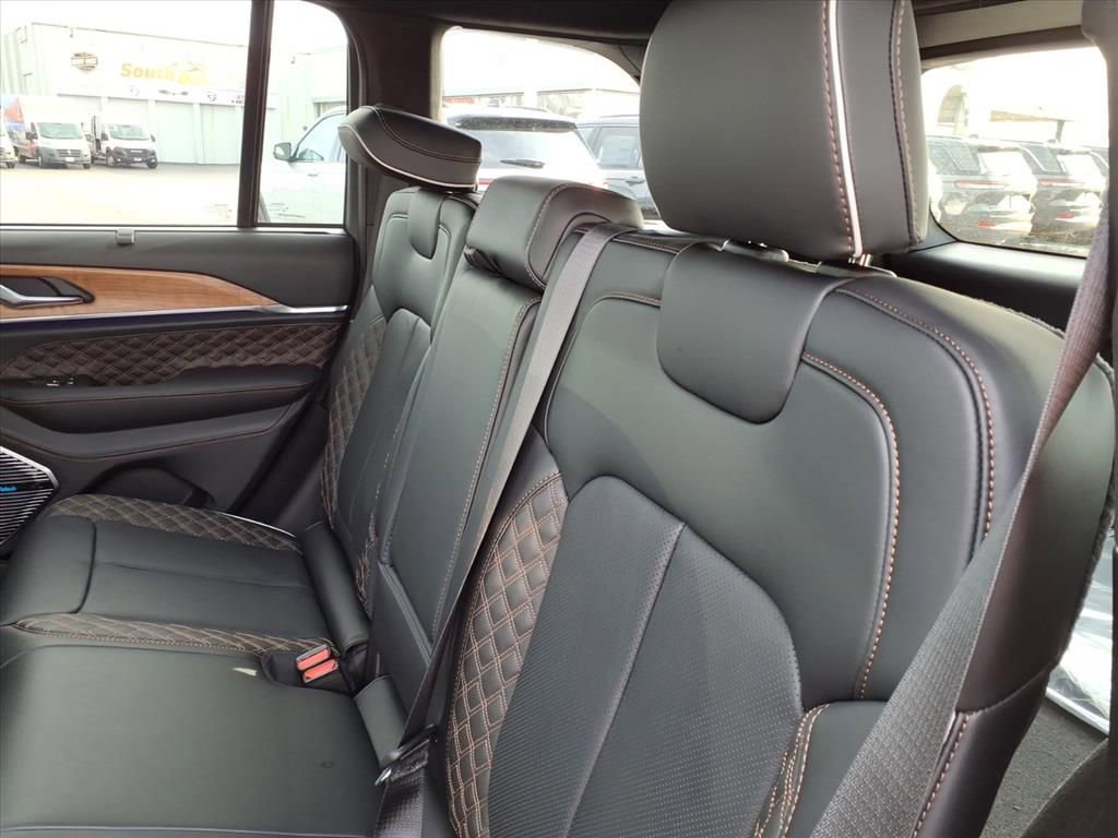 New 2026 Jeep Grand Cherokee Summit image 13