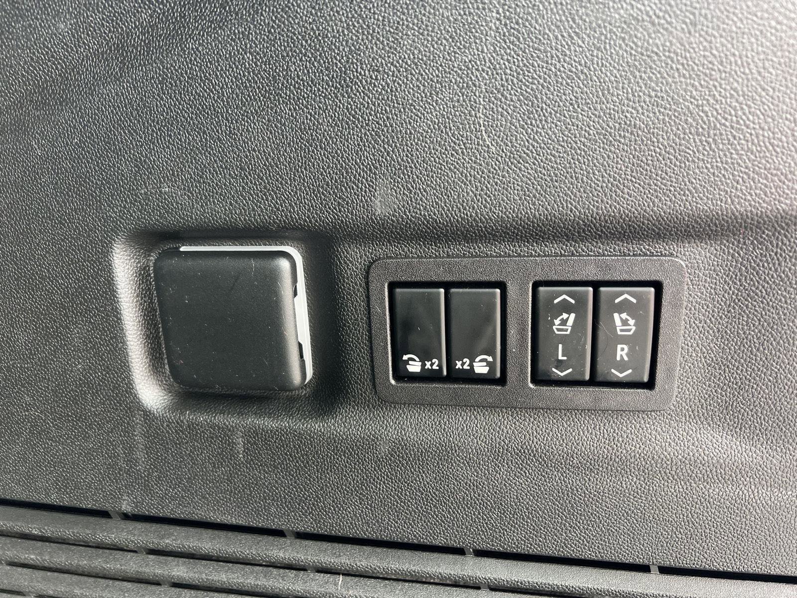 Used 2023 Chevrolet Suburban RST w/ Luxury Package image 24