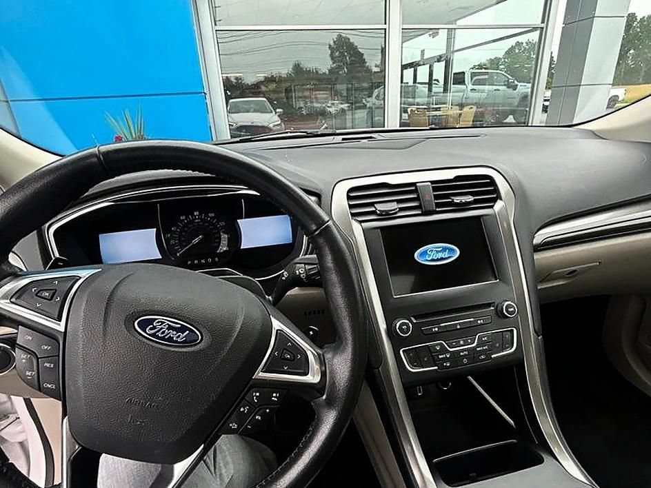 Used 2017 Ford Fusion SE w/ Fusion SE Technology Package FWD image 13