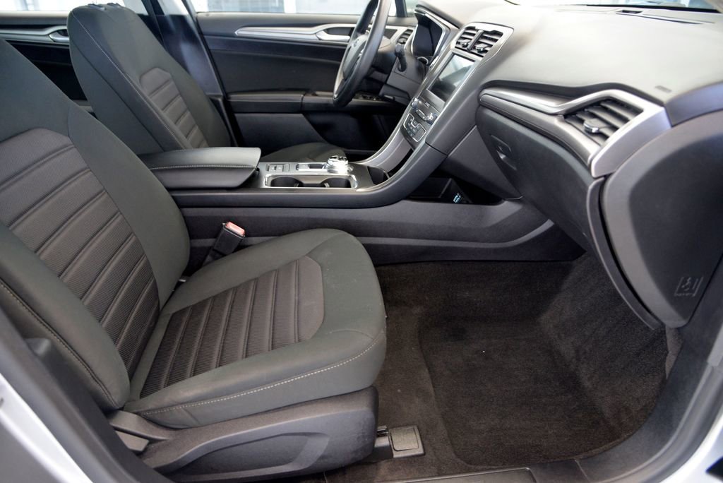 Used 2020 Ford Fusion SE image 30