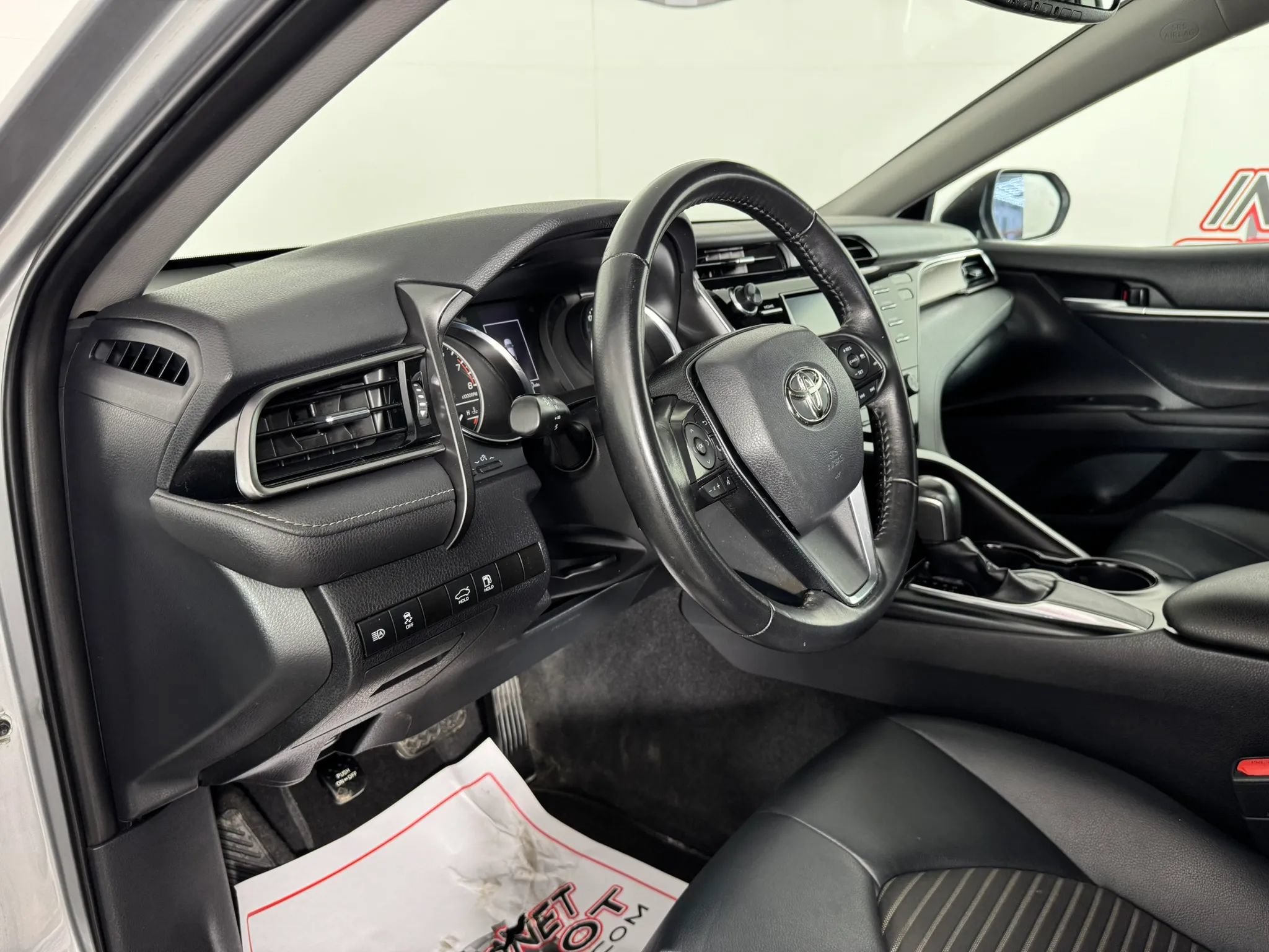 Used 2019 Toyota Camry SE w/ Convenience Package FWD image 10
