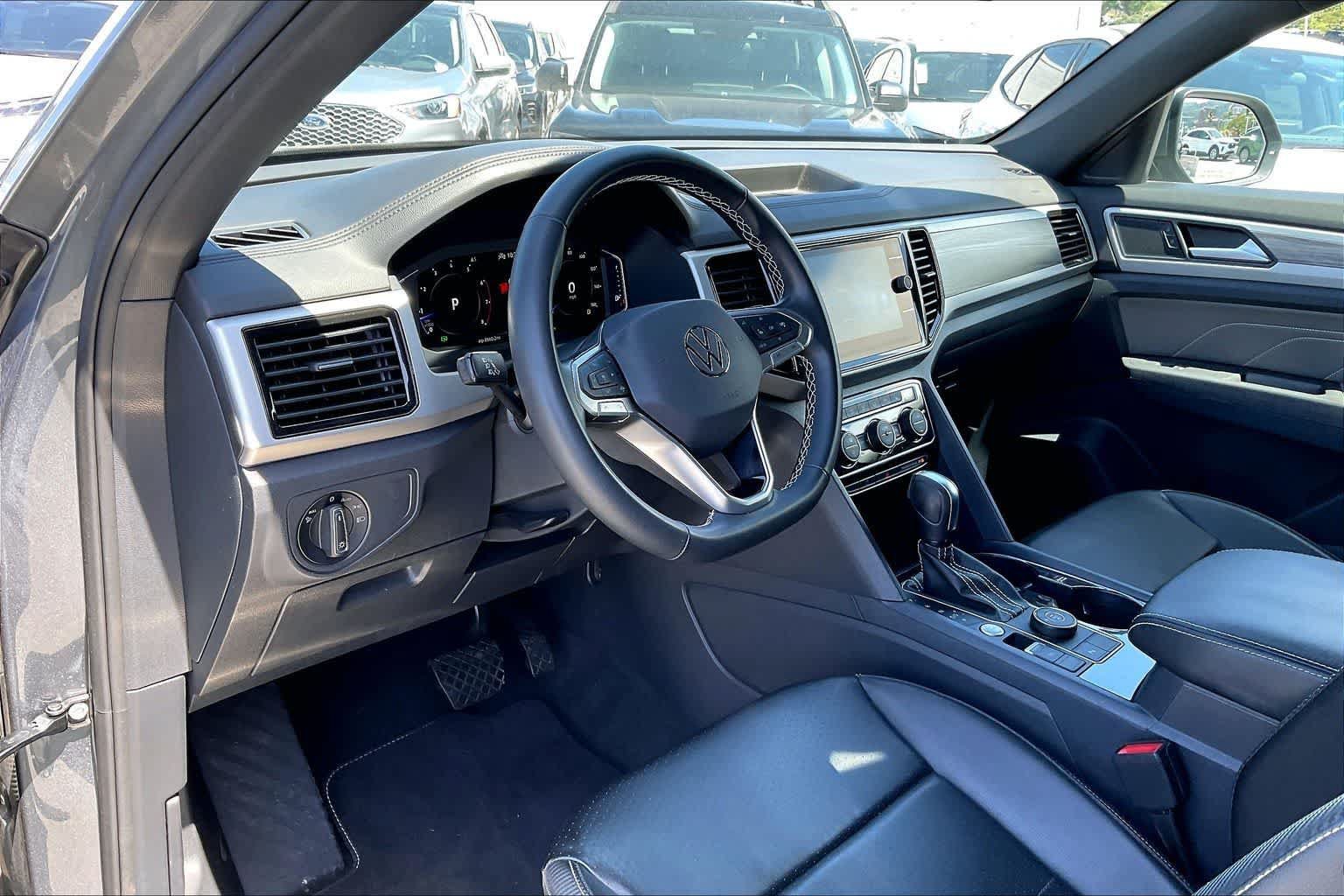 Used 2022 Volkswagen Atlas Cross Sport SE AWD/4WD image 2