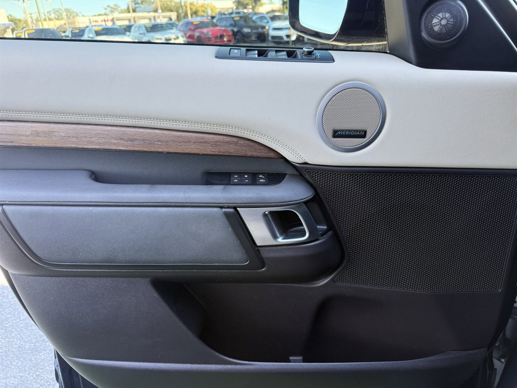Used 2018 Land Rover Discovery HSE image 32