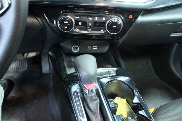 Used 2025 Chevrolet Trax RS w/ Sunroof Package image 17