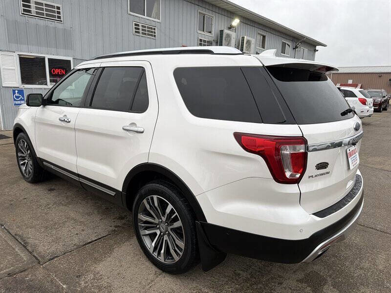 Used 2017 Ford Explorer Platinum image 3