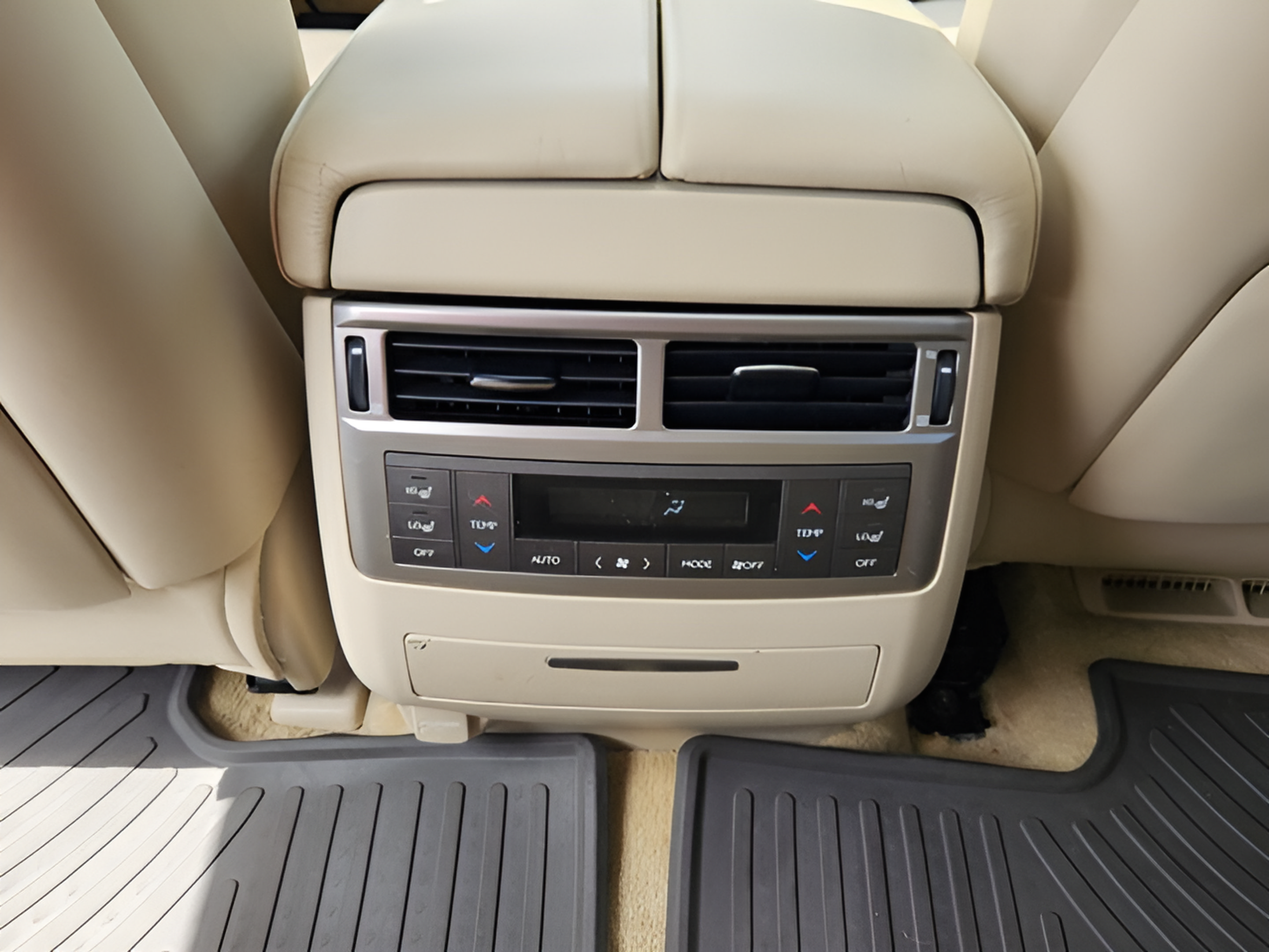 Used 2013 Lexus LX 570 4WD w/ Luxury Pkg image 11