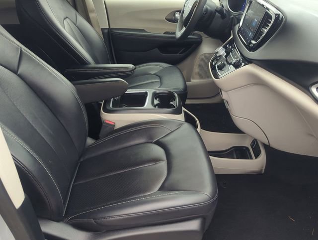 Used 2024 Chrysler Pacifica Touring-L FWD image 25