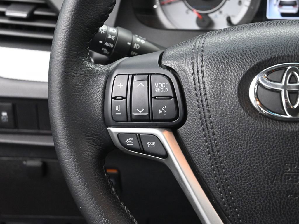 Used 2015 Toyota Sienna SE image 33