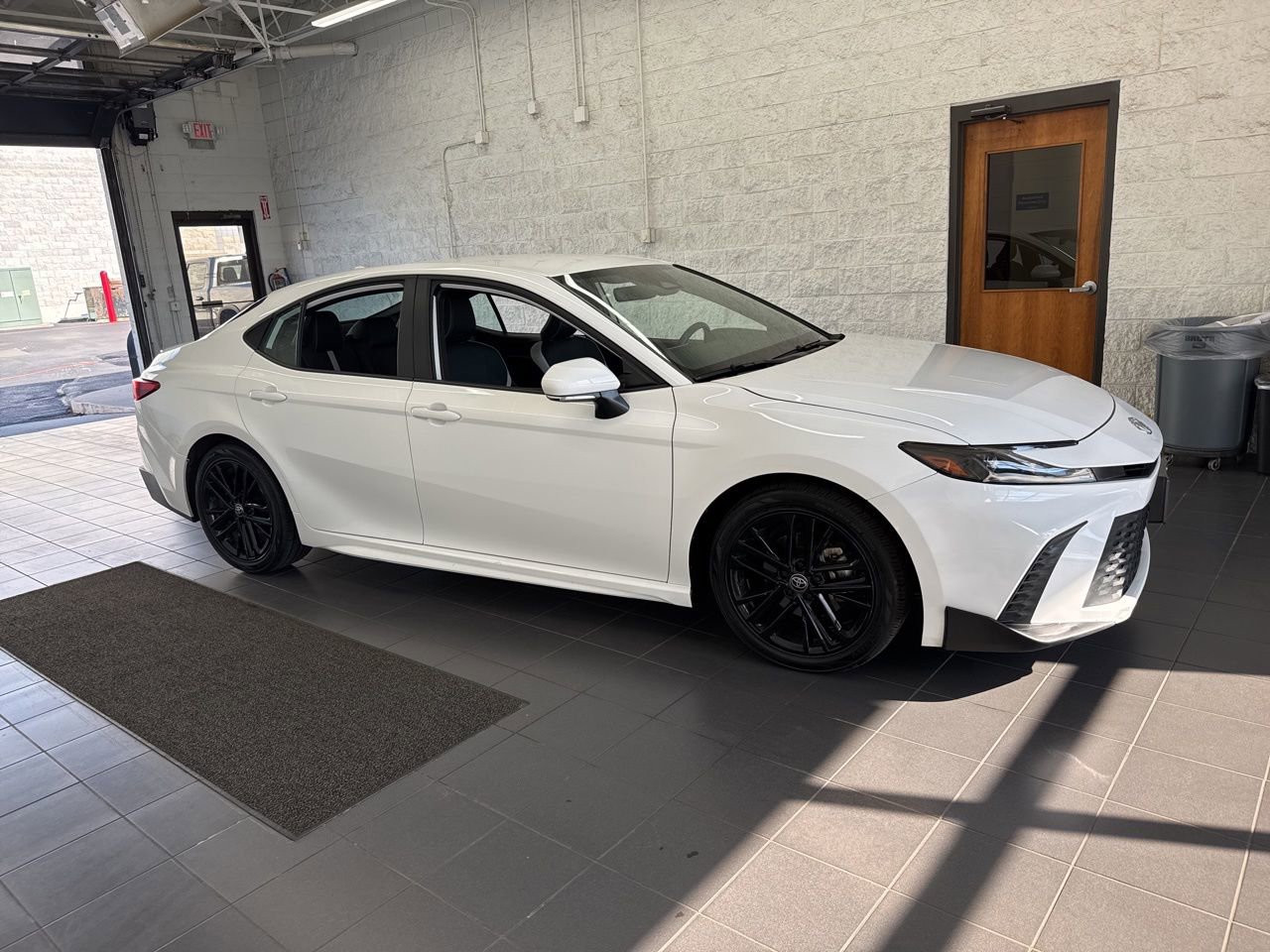 Used 2025 Toyota Camry SE w/ Convenience Package image 1