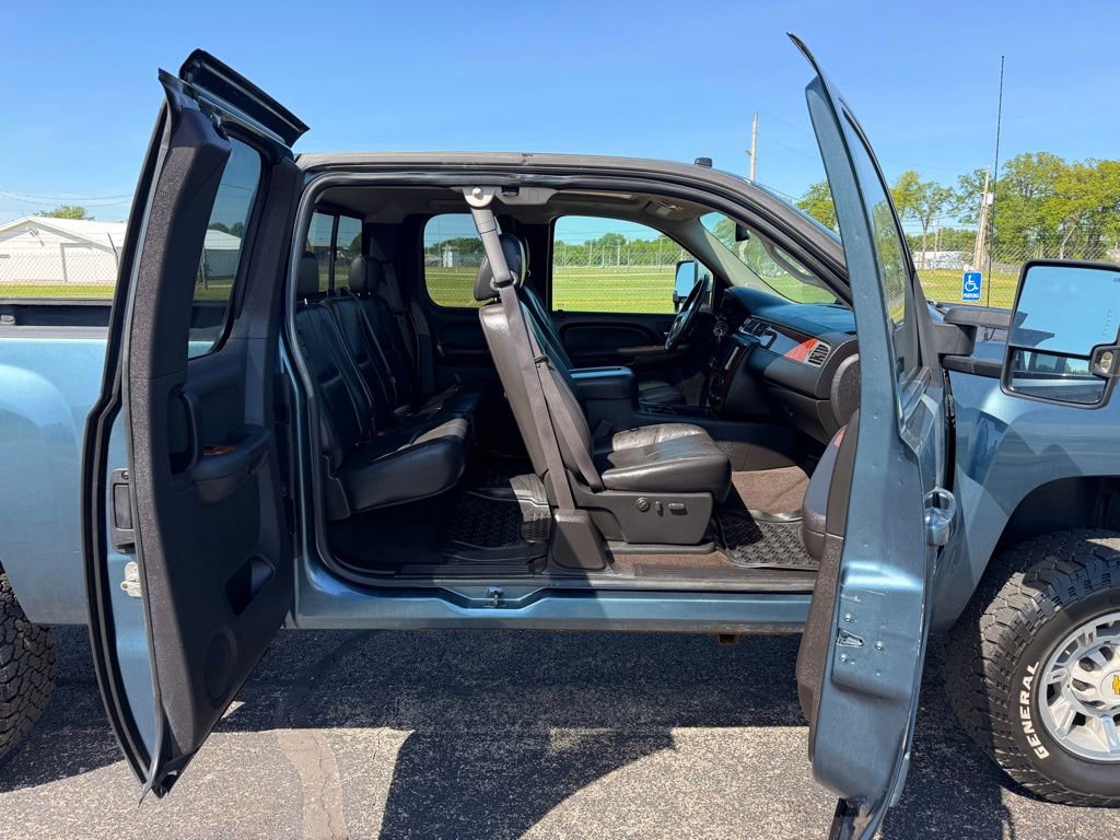 Used 2008 Chevrolet Silverado 2500 LTZ w/ Safety Package AWD/4WD image 29