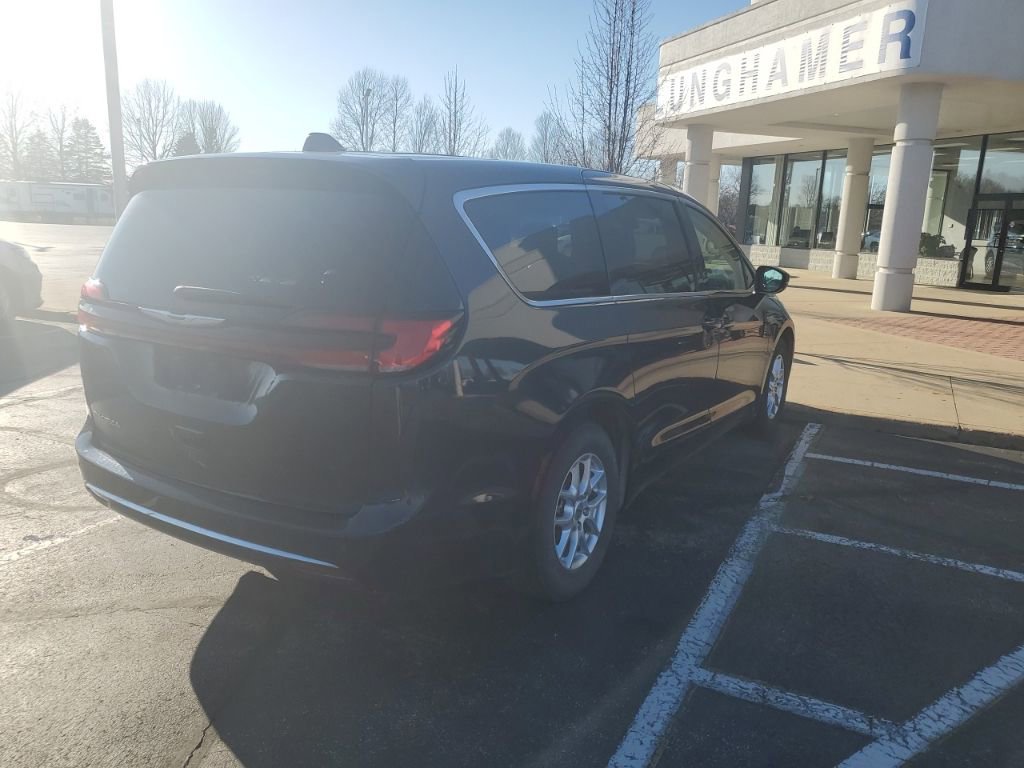 Used 2023 Chrysler Pacifica Touring-L image 9