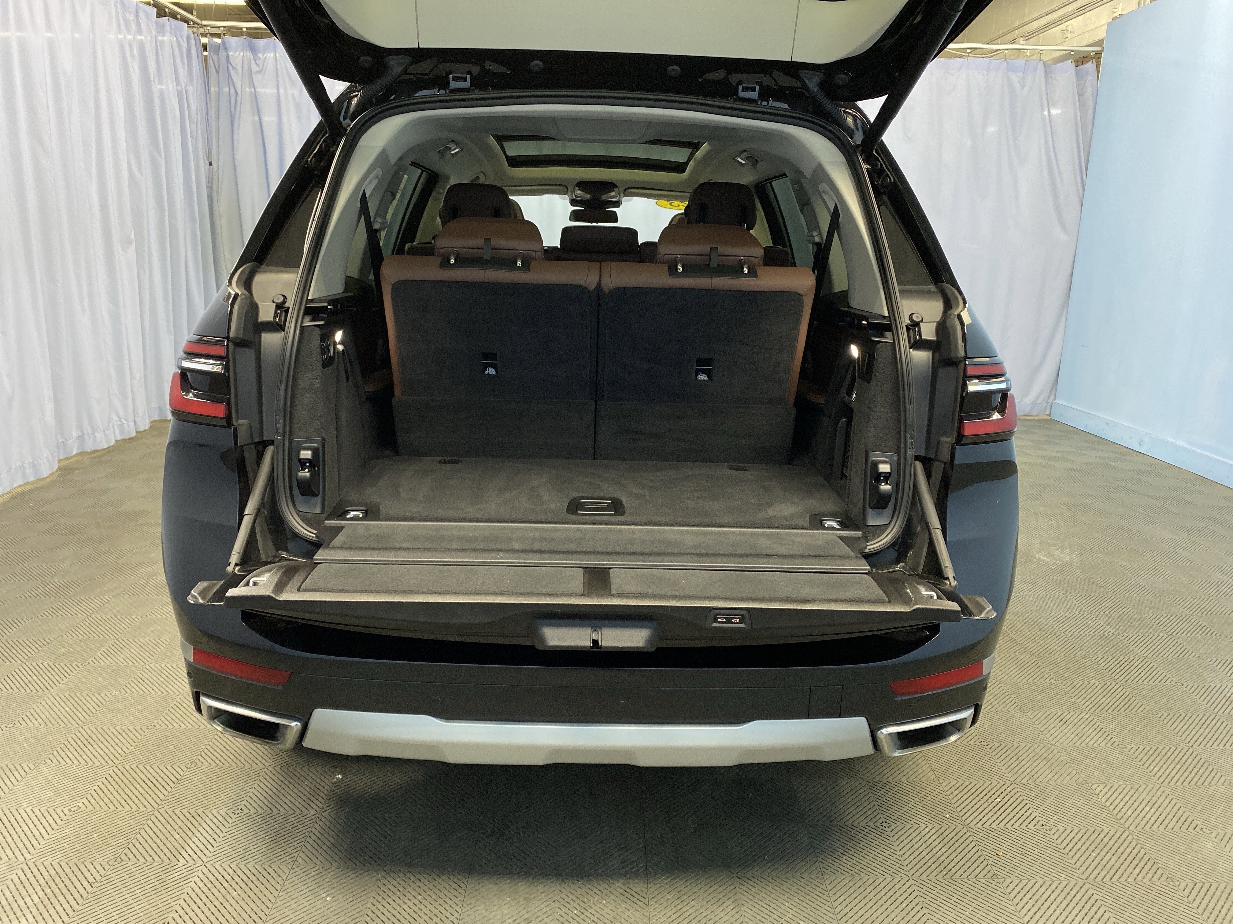 Used 2023 BMW X7 xDrive40i w/ Parking Assistance Package image 39