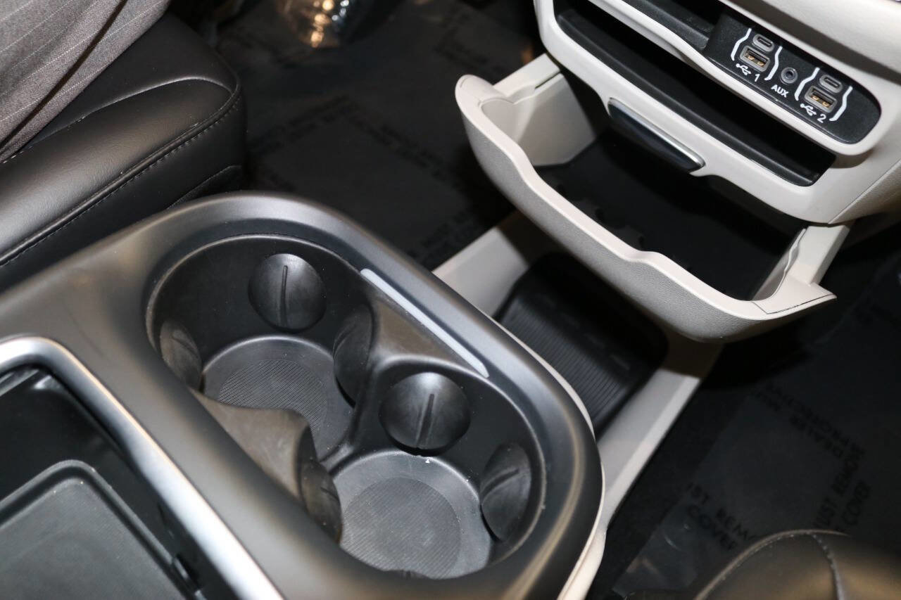 Used 2023 Chrysler Pacifica Touring-L image 82
